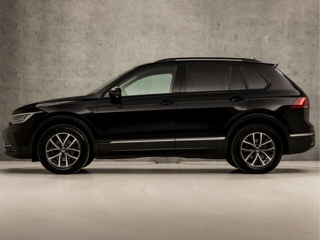 Volkswagen TIGUAN 1.5 TSI Sport 150Pk (APPLE CARPLAY, GROOT NAVI, STUUR/STOELVERWARMING, CLIMATE, SPORTSTOELEN, ADAPTIVE CRUISE, GETINT GLAS, PARKEERSENSOREN, LED KOPLAMPEN, NIEUWSTAAT)