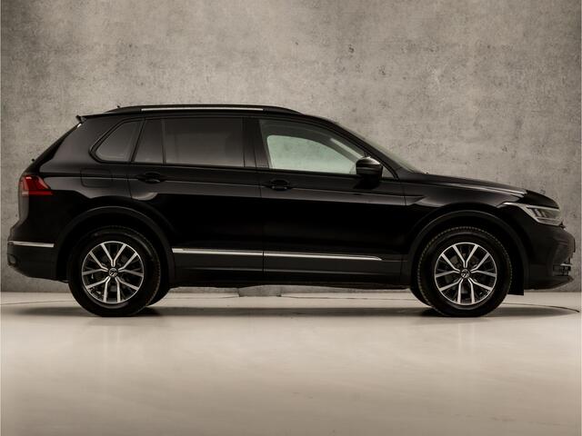 Volkswagen TIGUAN 1.5 TSI Sport 150Pk (APPLE CARPLAY, GROOT NAVI, STUUR/STOELVERWARMING, CLIMATE, SPORTSTOELEN, ADAPTIVE CRUISE, GETINT GLAS, PARKEERSENSOREN, LED KOPLAMPEN, NIEUWSTAAT)