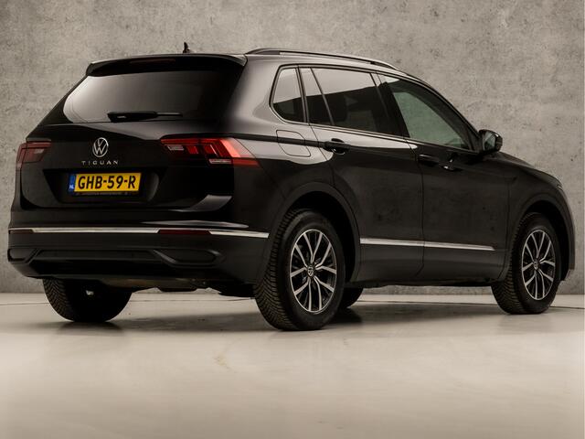 Volkswagen TIGUAN 1.5 TSI Sport 150Pk (APPLE CARPLAY, GROOT NAVI, STUUR/STOELVERWARMING, CLIMATE, SPORTSTOELEN, ADAPTIVE CRUISE, GETINT GLAS, PARKEERSENSOREN, LED KOPLAMPEN, NIEUWSTAAT)