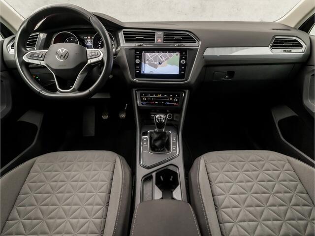 Volkswagen TIGUAN 1.5 TSI Sport 150Pk (APPLE CARPLAY, GROOT NAVI, STUUR/STOELVERWARMING, CLIMATE, SPORTSTOELEN, ADAPTIVE CRUISE, GETINT GLAS, PARKEERSENSOREN, LED KOPLAMPEN, NIEUWSTAAT)