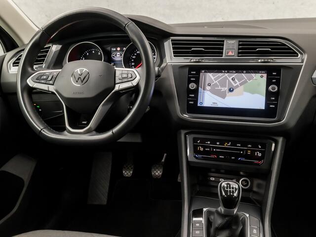 Volkswagen TIGUAN 1.5 TSI Sport 150Pk (APPLE CARPLAY, GROOT NAVI, STUUR/STOELVERWARMING, CLIMATE, SPORTSTOELEN, ADAPTIVE CRUISE, GETINT GLAS, PARKEERSENSOREN, LED KOPLAMPEN, NIEUWSTAAT)