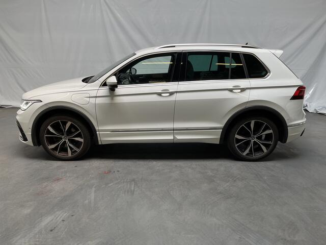 Volkswagen TIGUAN 1.4 TSI eHybrid R-Line / AUTOMAAT/ 245 PK/ 2X R-LINE/ HEAD-UP DISPLAY/ KEYLESS/ DIGITAL DASH/ APP-CONNECT/ NAVI/ RIJ-MODI/ PARK. SENSOREN + CAMERA/ MATRIX/ CLIMA/ ADAPT. CRUISE/ STOEL-STUUR VERWARM.