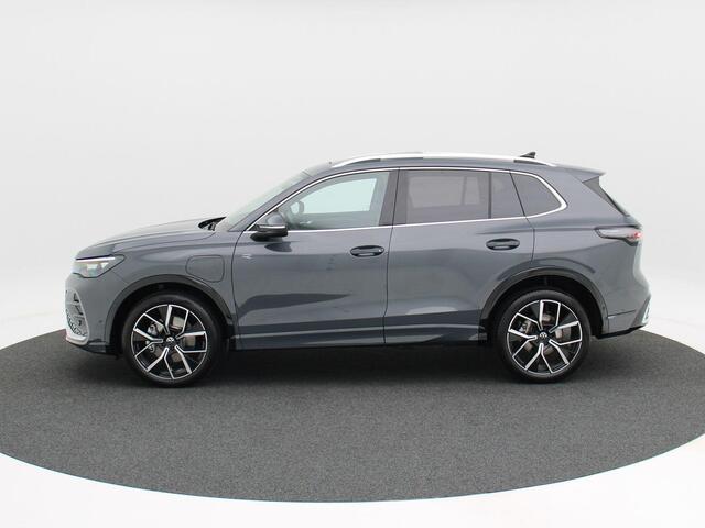 Volkswagen TIGUAN 1.5 eHybrid 272 Pk Automaat R-Line Edition | Panorama Dak | Trekhaak | Massage Stoelen | Camera | Carplay | LED | 20 Inch | 1.274 Km!!