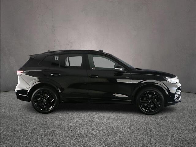 Volkswagen TIGUAN R-Line Edition 1.5 eTSI 150pk DSG Automaat Trekhaak, Harman Kardon audio, Panoramadak, Adaptive cruise control, Black Style, 360 camera, Achteruitrijcamera