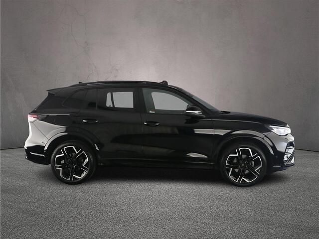 Volkswagen TIGUAN R-Line Edition 1.5 eTSI 150pk DSG Automaat Trekhaak, Panoramadak, Black Style, Adaptive cruise control, Elektrische achterklep, 360 camera, Achteruitrijcamera