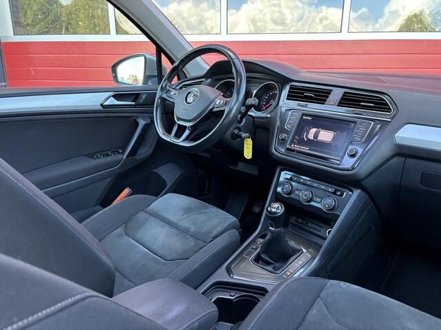 Volkswagen TIGUAN 1.4 TSI Connected Series TREKHAAK / PANORAMADAK / GR NAVI / CARPLAY / ACC / DAB+ / PDC / BLUETOOTH / NL-AUTO