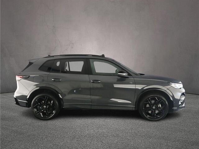 Volkswagen TIGUAN R-Line Business 1.5 TSI eHybrid 204pk DSG Automaat Trekhaak, Black Style, Panoramadak, Adaptive cruise control, LED matrix koplampen, 360 camera