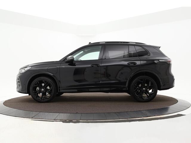 Volkswagen TIGUAN 1.5 272pk DSG eHybrid R-Line Edition · Camera · Elek. Trekhaak · Panoramadak · Elek. Voostoelen · Massage · Stoelventilatie · 20'' Inch · Garantie t/m 02-09-2029 of 100.000km