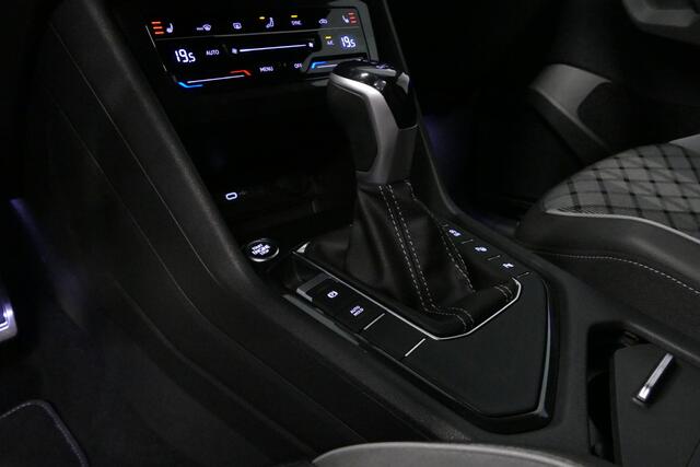 Volkswagen TIGUAN 1.5 TSI R-Line Business+ / Black Style / Stoelverwarming / Achteruitrijcamera / Stuurwiel verwarming / 20'' LMV / Adaptive Cruise Control / Apple Carplay - Android Auto / Keyless / Sfeerverlichting / Discover Media Pro / Park Assist / Digitaal Instrumente