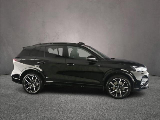 Volkswagen TIGUAN R-Line Edition 1.5 TSI eHybrid 272pk DSG Automaat Black Style, Trekhaak, Panoramadak, Adaptive cruise control, Achteruitrijcamera, Elektrische achterklep