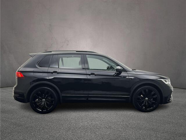 Volkswagen TIGUAN 1.5 TSI R-Line Business+ 150pk DSG, Lederen bekleding, Panoramadak, Black style, Trekhaak, Stoelverwarming, Stuurverwarming, Elektrische achterklep, Adaptieve cruise control, Dynamic chassis control, Navigatie, App connect