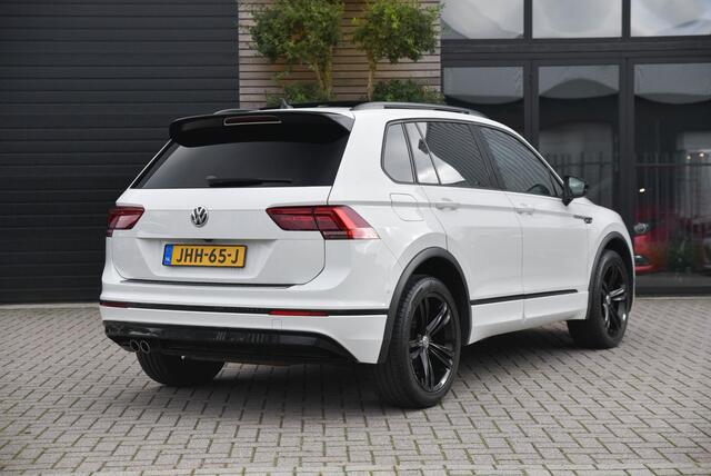 Volkswagen TIGUAN 2.0 TSI 4Motion Highline Business R / Wegklapbare Trekhaak / Panoromadak / Stoelverwarming voor / Achteruitrijcamera