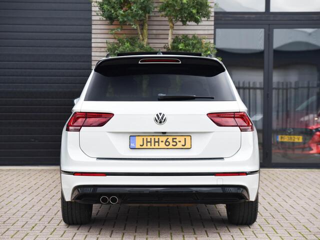 Volkswagen TIGUAN 2.0 TSI 4Motion Highline Business R / Wegklapbare Trekhaak / Panoromadak / Stoelverwarming voor / Achteruitrijcamera