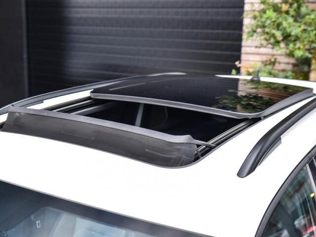 Volkswagen TIGUAN 2.0 TSI 4Motion Highline Business R / Wegklapbare Trekhaak / Panoromadak / Stoelverwarming voor / Achteruitrijcamera