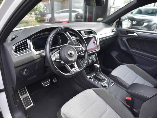 Volkswagen TIGUAN 2.0 TSI 4Motion Highline Business R / Wegklapbare Trekhaak / Panoromadak / Stoelverwarming voor / Achteruitrijcamera