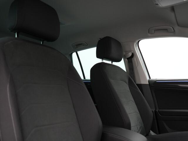 Volkswagen TIGUAN 1.4 TSI eHybrid Elegance Plug In Hybrid 245pk Dealer O.H PHEV | Adaptive Cruise | Head Up | IQ Light | 360 Camera | Alcantara Sportstoelen Massage & Verwarmd | Sfeerverlichting | Keyless | Stuur Verwarmd | Apple Carplay | Navigatie | DAB |