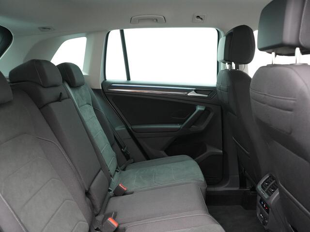 Volkswagen TIGUAN 1.4 TSI eHybrid Elegance Plug In Hybrid 245pk Dealer O.H PHEV | Adaptive Cruise | Head Up | IQ Light | 360 Camera | Alcantara Sportstoelen Massage & Verwarmd | Sfeerverlichting | Keyless | Stuur Verwarmd | Apple Carplay | Navigatie | DAB |