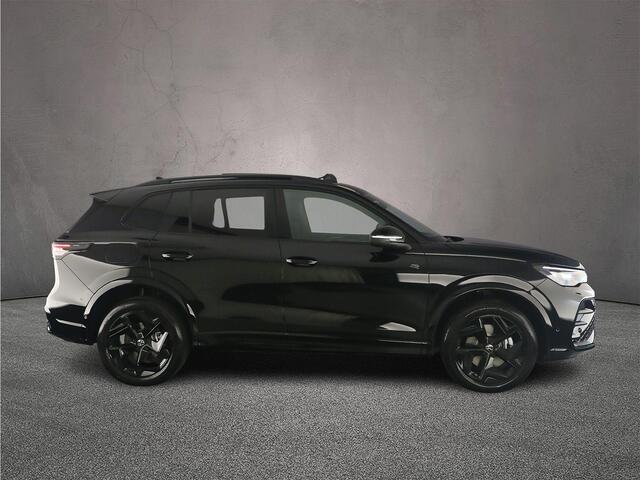 Volkswagen TIGUAN R-Line Edition 1.5 eHybrid 272pk DSG Automaat Trekhaak, Panoramadak, Elektrische achterklep, Achteruitrijcamera, Adaptive cruise control