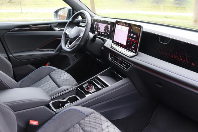 Volkswagen TIGUAN 1.5 eHybrid 272pk R-Line Edition Black Style Pano/IQ.Light/Camera/Keyless/ACC/DCC/ErgoActive/Dodehoek/20"/Trekhaak wegkl.