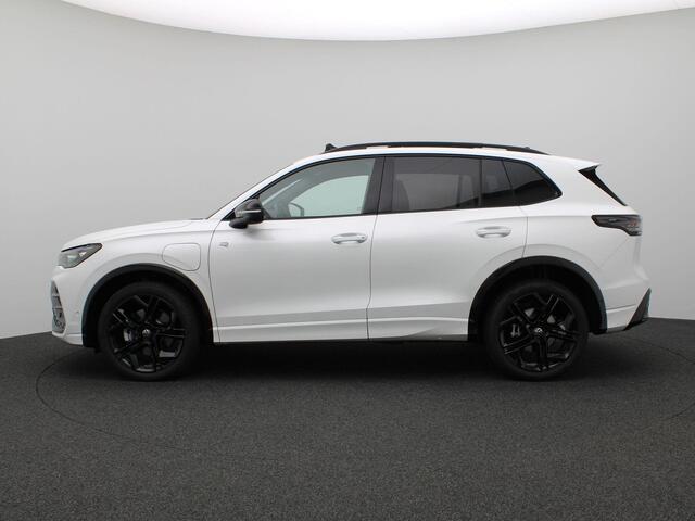 Volkswagen TIGUAN 1.5 eHybrid R-Line Edition 272PK DSG Black style, Rondomzichtcamera, Matrix LED, Panoramadak, 20" lichtmetaal, Stoel en stuurverwarming, Keyless, elektrische achterklep, Side Assist