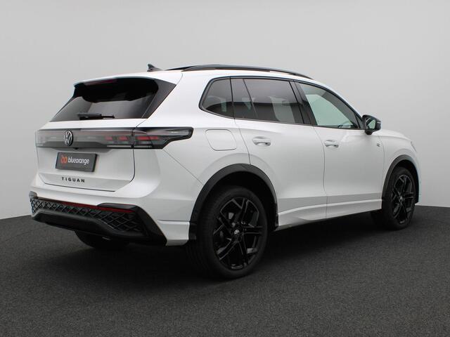 Volkswagen TIGUAN 1.5 eHybrid R-Line Edition 272PK DSG Black style, Rondomzichtcamera, Matrix LED, Panoramadak, 20" lichtmetaal, Stoel en stuurverwarming, Keyless, elektrische achterklep, Side Assist
