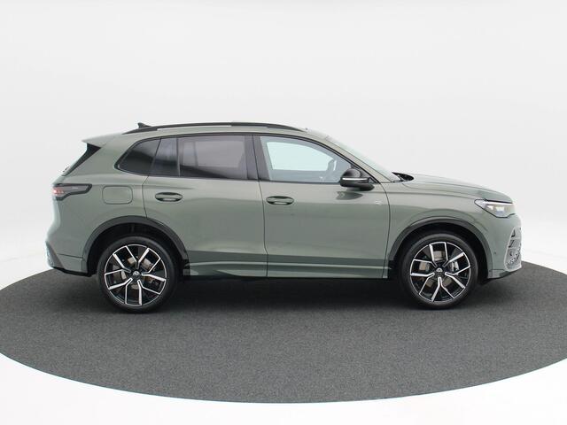 Volkswagen TIGUAN 1.5 eHybrid R-Line Editon 204 PK | Trekhaak | Panoramadak | Adaptieve Cruise Control | Stoel & Stuur Verwarming | Black Style |