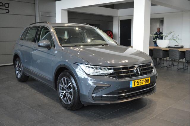 Volkswagen TIGUAN 2.0 TDI Life navi clima camera trekhaak 17 inch 150 pk !!