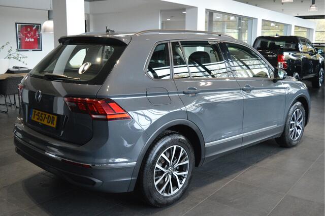 Volkswagen TIGUAN 2.0 TDI Life navi clima camera trekhaak 17 inch 150 pk !!