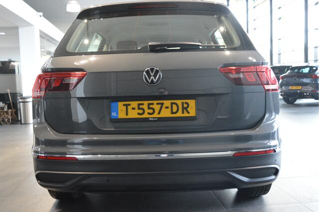 Volkswagen TIGUAN 2.0 TDI Life navi clima camera trekhaak 17 inch 150 pk !!
