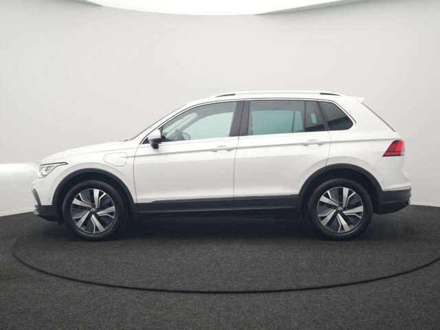Volkswagen TIGUAN 1.4 TSI eHybrid Elegance Plug In Hybrid 245pk Dealer O.H. PHEV | Trekhaak Af Fabriek | Adaptive Cruise | IQ Light | Camera | Stoelen & Stuur Verwarmd | Apple Carplay | Blis | Navigatie | DAB |