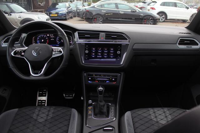 Volkswagen TIGUAN 1.5 TSI R-Line / NL Auto! / Trekhaak / Panoramadak / Camera / Keyless / 19'' / CarPlay / Navigatie / DAB / ACC