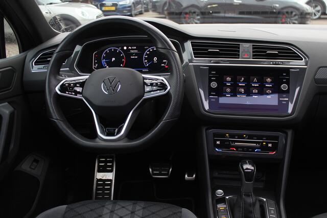 Volkswagen TIGUAN 1.5 TSI R-Line / NL Auto! / Trekhaak / Panoramadak / Camera / Keyless / 19'' / CarPlay / Navigatie / DAB / ACC