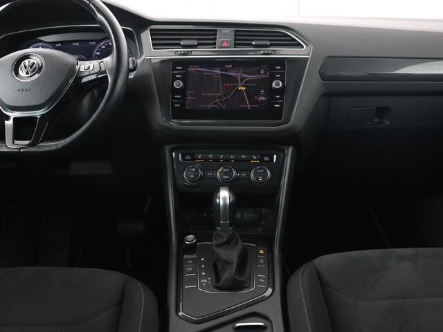 Volkswagen TIGUAN 1.4 TSI R Line | Stoelverwarming | Trekhaak | Carplay | Navigatie | Virtual Cockpit | Adaptive cruise | 19'' | Parkeerhulp | Bluetooth | Adaptief LED