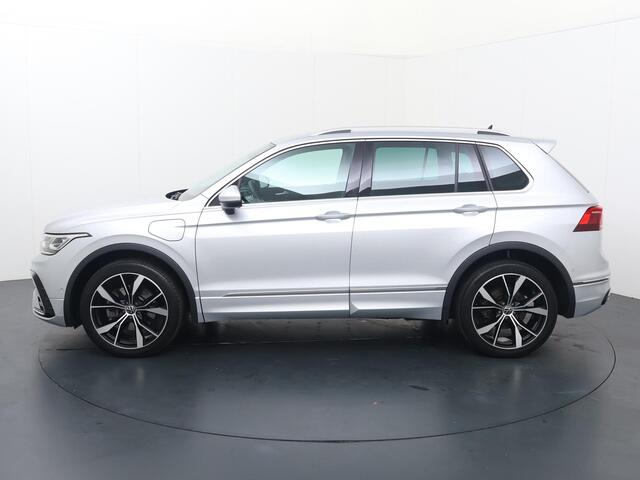 Volkswagen TIGUAN 1.4 TSI eHybrid R-Line | 245 PK | SoH 89% | Trekhaak wegklapbaar | Matrix LED koplampen | 20" LM velgen | Navigatiesysteem | R-Line |