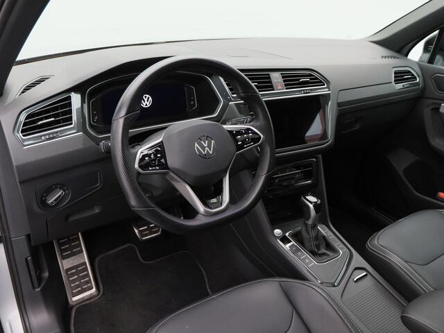Volkswagen TIGUAN 1.5 TSi 150 Pk Automaat R-Line | Black Style | Panoramadak | Adaptive Cruise | Climate Control | Navigatie | Camera | Carplay | 20 inch | 34.670 Km!!
