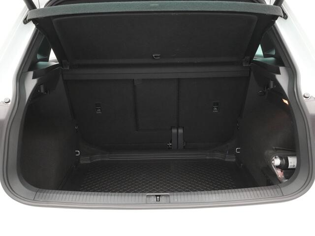 Volkswagen TIGUAN 1.5 TSI 150pk DSG R-Line Business Trekhaak Navigatie Camera Pdc Acc Carplay 10