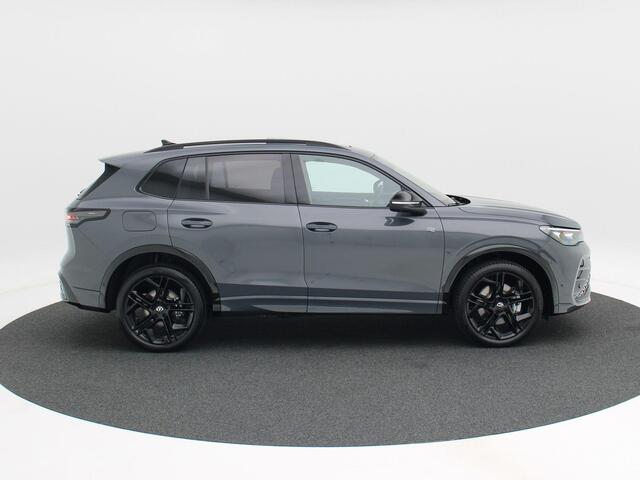 Volkswagen TIGUAN 1.5 eHybrid R-Line Edition 272PK Black Style | Trekhaak | Panoramadak | Leer | stoelverarming / ventilatie | Head-Up display | Harman & Kardon | Full Led |