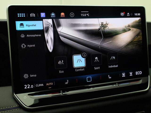 Volkswagen TIGUAN 1.5eHybrid 200kW/272PK R-Line Black Style DSG · Panoramadak · Trekhaak · Apple/Android · Garantie t/m 10-06-2030 of 100000km.