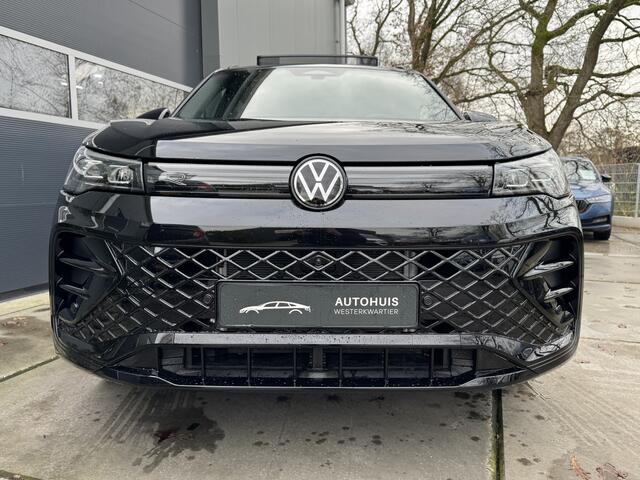 Volkswagen TIGUAN 1.5 272pk eHybrid R-Line Edition Black Black Style Trekhaak 360Camera Head-Up Navigatie Massage Stoelverwarming Panoramadak