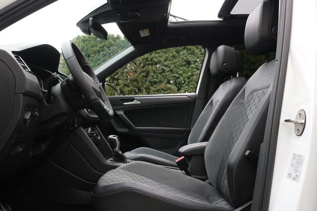 Volkswagen TIGUAN 1.5 TSI R-Line Black Style (36.826Km! Panodak Carplay ACC HeadUp Standkachel IQ.Light Camera Trekhaak 20Inch PrivacyGlass)