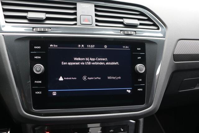 Volkswagen TIGUAN 1.5 TSI R-Line Black Style (36.826Km! Panodak Carplay ACC HeadUp Standkachel IQ.Light Camera Trekhaak 20Inch PrivacyGlass)