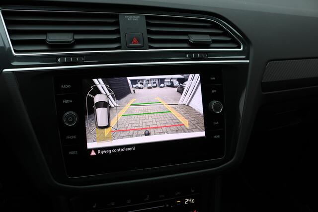 Volkswagen TIGUAN 1.5 TSI R-Line Black Style (36.826Km! Panodak Carplay ACC HeadUp Standkachel IQ.Light Camera Trekhaak 20Inch PrivacyGlass)