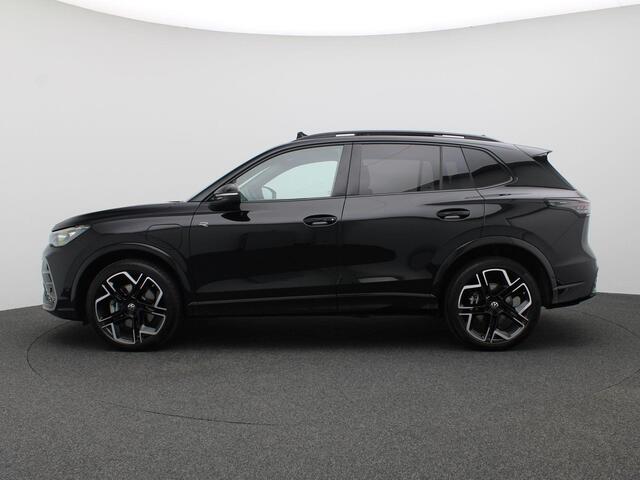 Volkswagen TIGUAN 1.5 eHybrid R-Line Edition 272PK DSG Pano-Schuifdak, Trekhaak, Black Style, Head-Up Display, Leder, Harman Kardon, Navi Pro, Memorystoel, 360gr. Camera