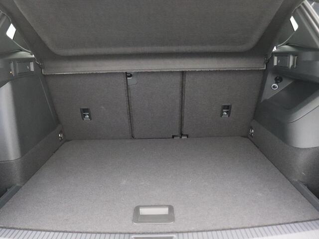 Volkswagen TIGUAN 1.5 eHybrid R-Line Edition 272PK DSG Pano-Schuifdak, 20" LM Velgen, Trekhaak, Black Style, Navi via Apple Carplay/Android Auto, Keyless, Side Assist, Achteruitrijcamera