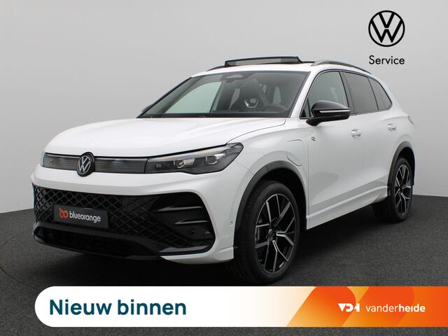 Volkswagen TIGUAN 1.5 eHybrid R-Line Edition 272PK DSG Black Style, Trekhaak, Pano-Schuifdak, Achterruitrijcamera, Keyless, Side Assist, Navi via Apple Carplay/Android Auto, 20" LM Velgen, Adaptieve Cruise Control, Stoel-Stuurverwarming, Elektr. Achterklep