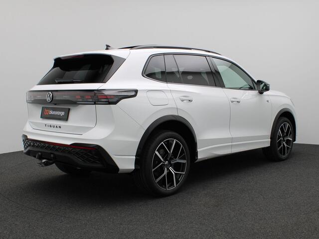 Volkswagen TIGUAN 1.5 eHybrid R-Line Edition 272PK DSG Black Style, Trekhaak, Pano-Schuifdak, Achterruitrijcamera, Keyless, Side Assist, Navi via Apple Carplay/Android Auto, 20" LM Velgen, Adaptieve Cruise Control, Stoel-Stuurverwarming, Elektr. Achterklep