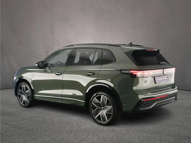 Volkswagen TIGUAN R-Line Edition 1.5 TSI eHybrid 272pk DSG Automaat Trekhaak, Black Style, Panoramadak, Adaptive cruise control, Elektrische achterklep, Navigatie, Achteruitrijcamera