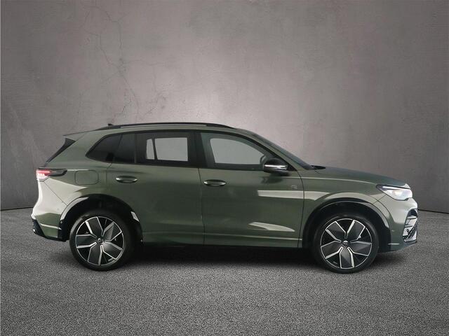 Volkswagen TIGUAN R-Line Edition 1.5 TSI eHybrid 272pk DSG Automaat Trekhaak, Black Style, Panoramadak, Adaptive cruise control, Elektrische achterklep, Navigatie, Achteruitrijcamera