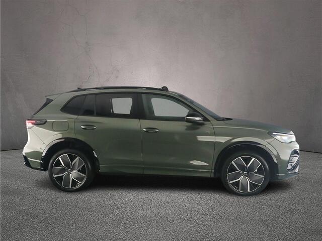 Volkswagen TIGUAN R-Line Edition 1.5 TSI eHybrid 272pk DSG Automaat Trekhaak, Panoramadak, Black Style, Adaptive cruise control, Elektrische achterklep, Achteruitrijcamera