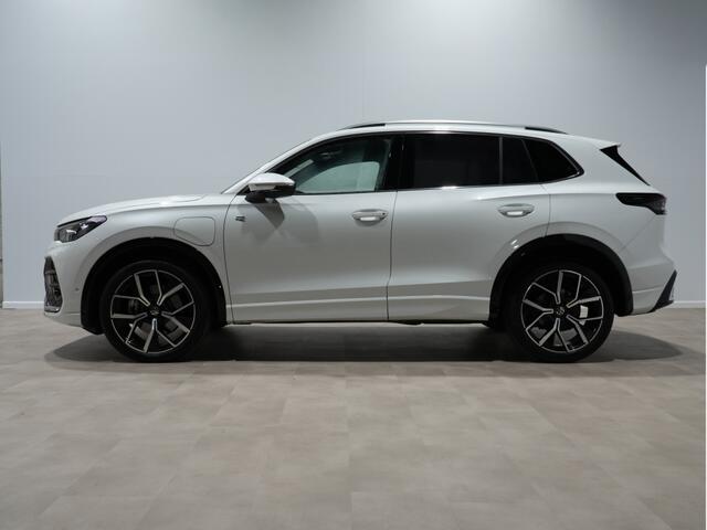 Volkswagen TIGUAN 1.5 eHybrid 204pk R-Line Edition Panorama Navigatie Stoel/Stuurverwarming 360 Camera Carplay Halsteren
